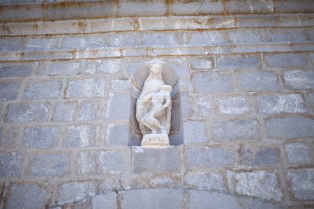 Téléchargez les photos : Église médiévale avec statue de piété - en image libre de droit