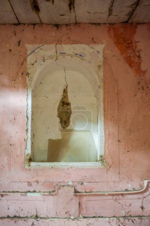 Téléchargez les photos : Vieille église abandonnée dommages intérieurs - en image libre de droit
