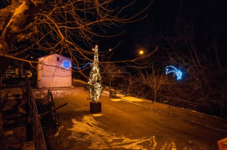 Téléchargez les photos : Arbre de Noël plein de lumières - en image libre de droit
