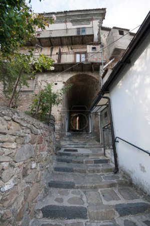 Téléchargez les photos : Rue d'un vieux village médiéval - en image libre de droit