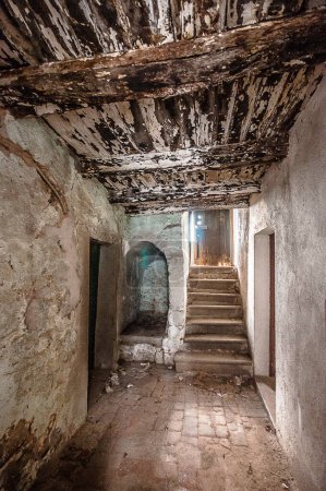 Foto de Interior of the abandoned house in the old town - Imagen libre de derechos