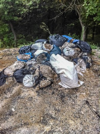 Téléchargez les photos : Abandoned garbage in the town - en image libre de droit