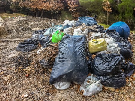 Foto de Abandoned garbage in the town - Imagen libre de derechos