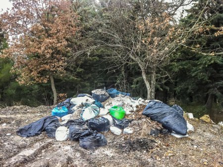 Téléchargez les photos : Abandoned garbage in the town - en image libre de droit
