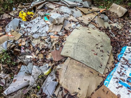 Foto de Abandoned garbage in the town - Imagen libre de derechos