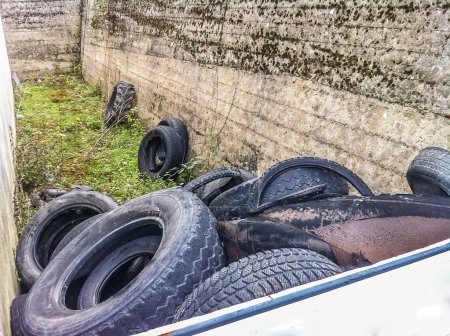 Foto de Pila de neumáticos de caucho negro al aire libre - Imagen libre de derechos