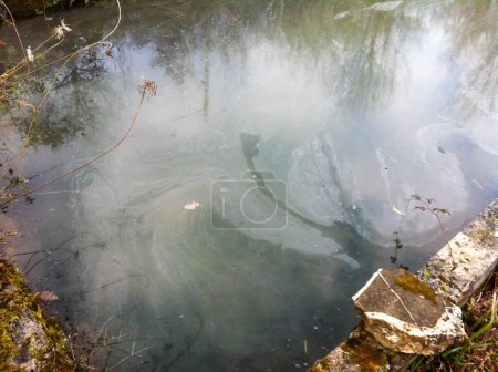 Téléchargez les photos : L'eau sale dans la ville - en image libre de droit