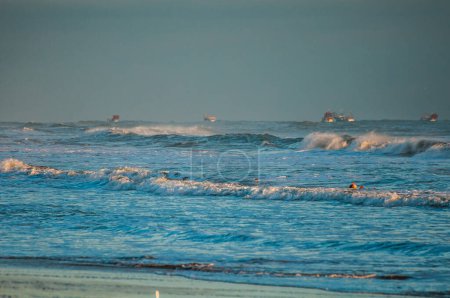 Téléchargez les photos : Bateaux de pêche sortent à l'aube - en image libre de droit