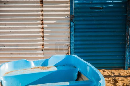 Foto de Boat in the bathing beach, white and blue background - Imagen libre de derechos