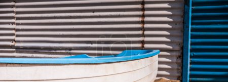 Foto de Boat in the bathing beach, white and blue background - Imagen libre de derechos