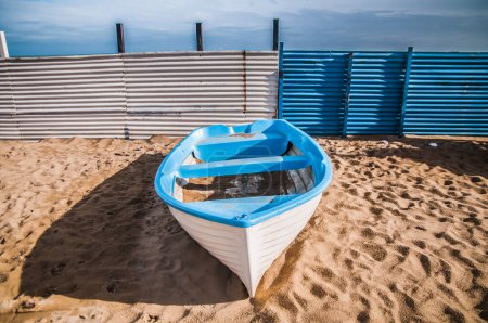 Foto de Boat in the bathing beach - Imagen libre de derechos