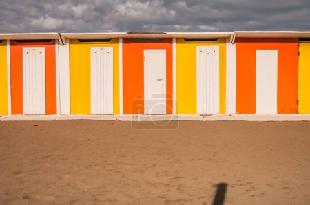 Téléchargez les photos : Cabines de la plage de baignade - en image libre de droit