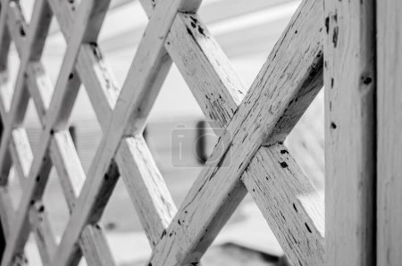 Foto de Estructura de madera en la playa en blanco y negro - Imagen libre de derechos