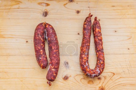 Téléchargez les photos : Saucisses italiennes. saucisses séchées épicées - en image libre de droit