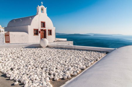 Foto de Pequeña iglesia griega en la isla Santorini - Imagen libre de derechos