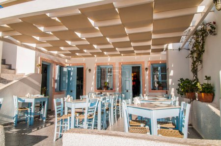 Foto de Restaurante terraza en santorini isla griega en el mar Mediterráneo - Imagen libre de derechos