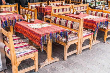 Foto de Manteles coloridos en mesas en restaurante de la calle - Imagen libre de derechos