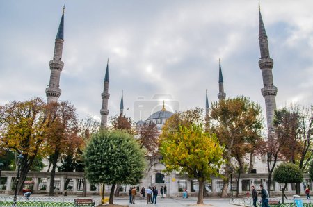 Foto de Mezquita azul en Estambul, tumbonas - Imagen libre de derechos
