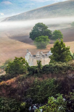 Téléchargez les photos : Ruines dans le brouillard, ruines enveloppées dans le brouillard, mur vieilli dans le brouillard - en image libre de droit