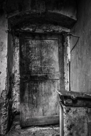 Foto de Abandoned country house, abandoned farm house, facade, trash, ruins, abandoned room, bombed house, house after war, war ruins, door, - Imagen libre de derechos