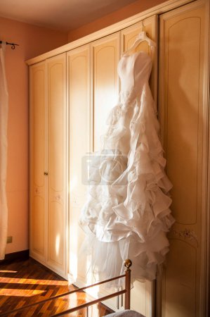 Téléchargez les photos : Robe de mariée blanche dans la chambre - en image libre de droit
