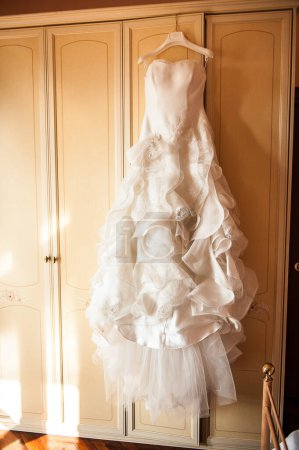 Téléchargez les photos : Robe de mariée de la mariée, robe de mariée blanche - en image libre de droit