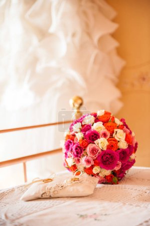 Téléchargez les photos : Le bouquet de la mariée, composition avec bouquet - en image libre de droit