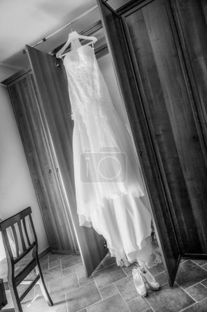 Téléchargez les photos : White bride's dress in room - en image libre de droit