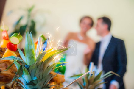 Téléchargez les photos : La mariée et le marié posant - en image libre de droit