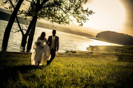 Téléchargez les photos : La mariée et le marié posant - en image libre de droit