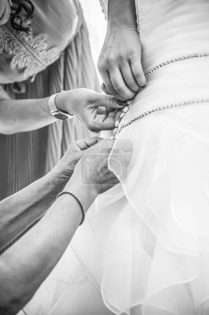 Téléchargez les photos : Témoins robe mariée, habiller la mariée - en image libre de droit