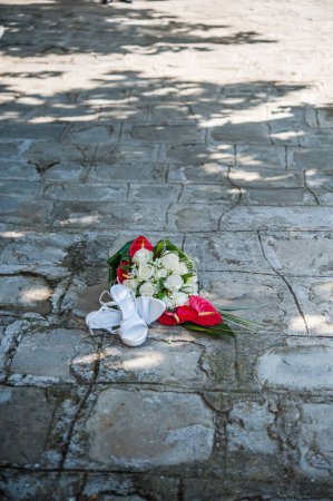 Téléchargez les photos : Le bouquet et les chaussures de la mariée - en image libre de droit