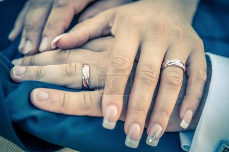 Téléchargez les photos : Les anneaux nuptiaux des époux, les mains des époux - en image libre de droit