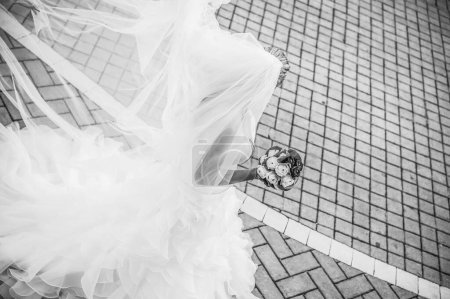 Téléchargez les photos : La mariée marche, la mariée marche - en image libre de droit