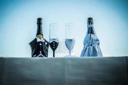 Téléchargez les photos : Bouteilles de champagne et verres pour les jeunes mariés - en image libre de droit