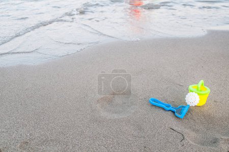 Téléchargez les photos : Peau et seau de sable - en image libre de droit