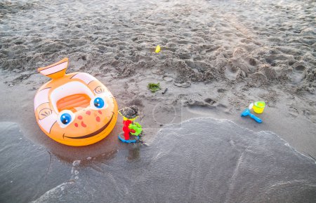 Téléchargez les photos : Sand pail and shovel and inflatable boat - en image libre de droit
