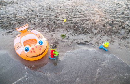 Foto de Cubo de arena y pala y bote inflable - Imagen libre de derechos