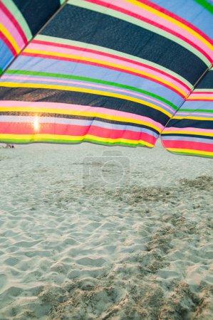 Foto de Paraguas colorido en la playa - Imagen libre de derechos