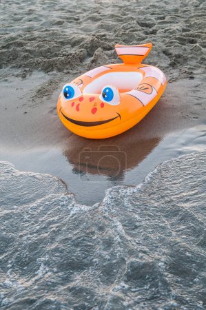 Foto de Bote inflable naranja en la playa - Imagen libre de derechos