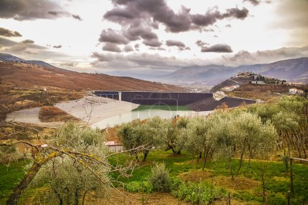 Foto de Presa vacía, hidroelectricidad. presa bajo el valle - Imagen libre de derechos