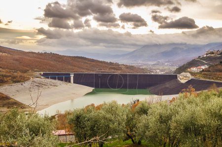 Foto de Empty dam, hydroelectricity. dam under the valley - Imagen libre de derechos
