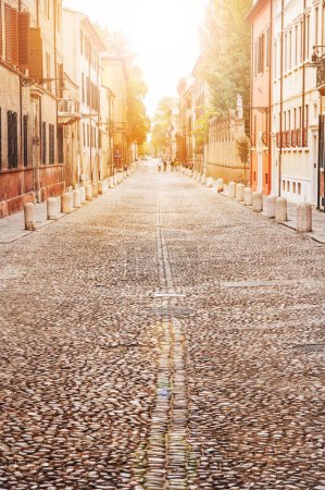Foto de Calle pavimentada con piedras, casco antiguo - Imagen libre de derechos