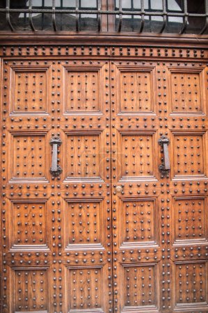 Foto de Antigua puerta de madera antigua - Imagen libre de derechos