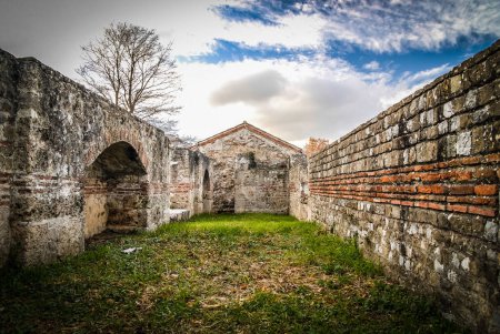 Foto de Roman civilization courtyard and walls - Imagen libre de derechos
