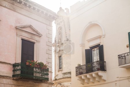 Balkone mit Blumen und Kirche
