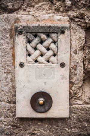 Téléchargez les photos : Interphone en pierre dans la vieille ville de matera - en image libre de droit