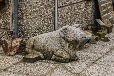 Téléchargez les photos : Stone sculpture in the shape of a bull - en image libre de droit
