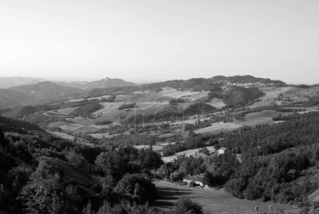 Téléchargez les photos : Champs dans les collines cultivées au coucher du soleil - en image libre de droit