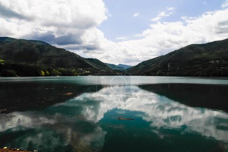 Foto de Mountain lake for drinking water - Imagen libre de derechos